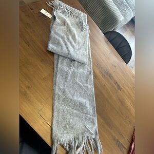 Denver Hayes Soft Gray Knit Accessory